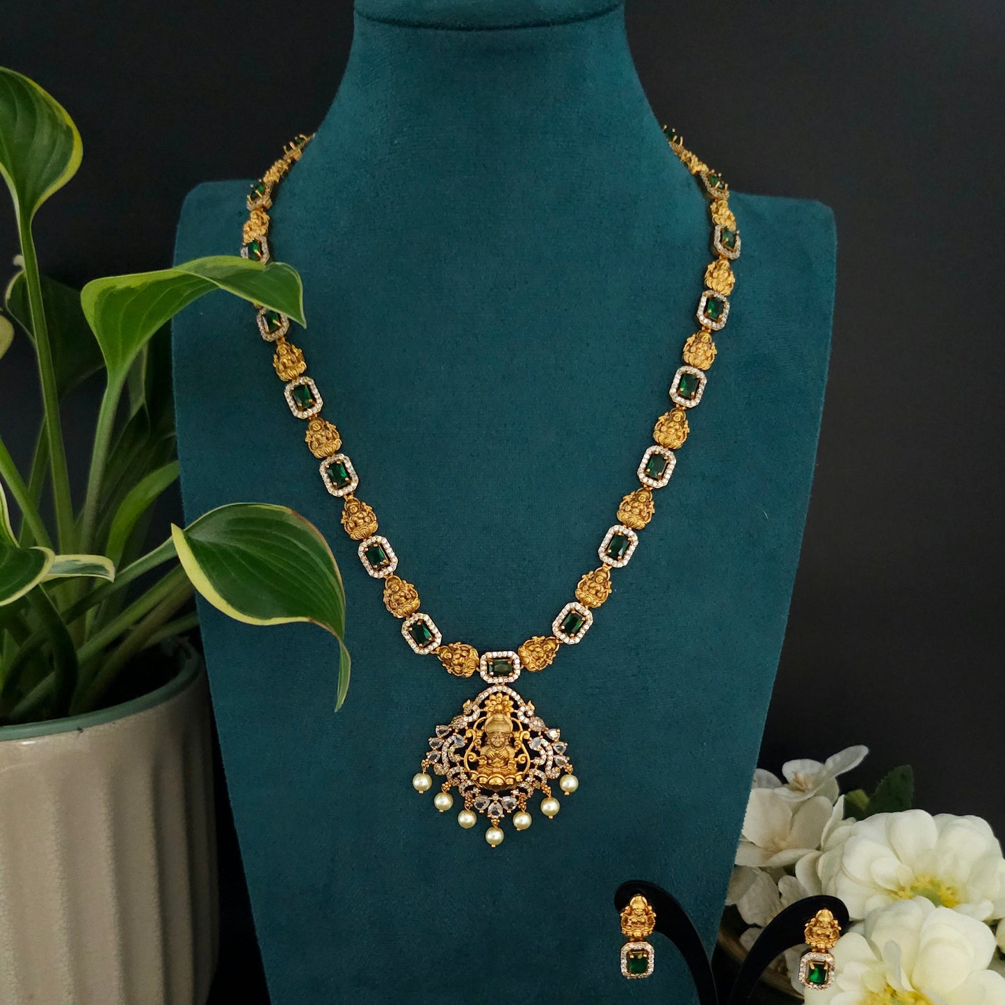 Lakshmi Emerald Temple Pendant Necklace Set